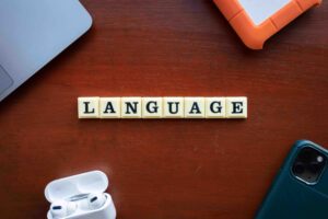 英語学習や言語をイメージした「Language」の文字と学習素材の画像